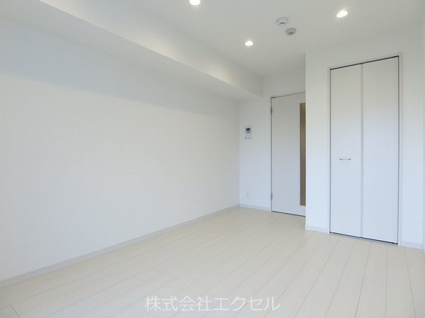 居室・リビング　白を基調とした6.9帖のお部屋です。