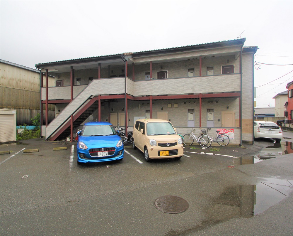 建物外観　スーパー・コンビニ・モール充実の立地♪