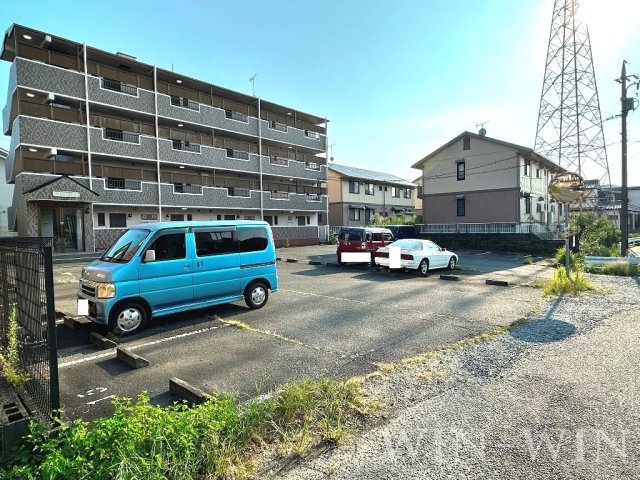 【豊橋市牛川薬師町のマンションの駐車場】