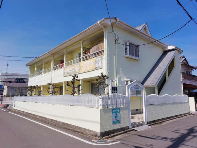 松山市北条辻のアパートの建物外観