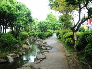 【草加市新里町のアパートの公園】