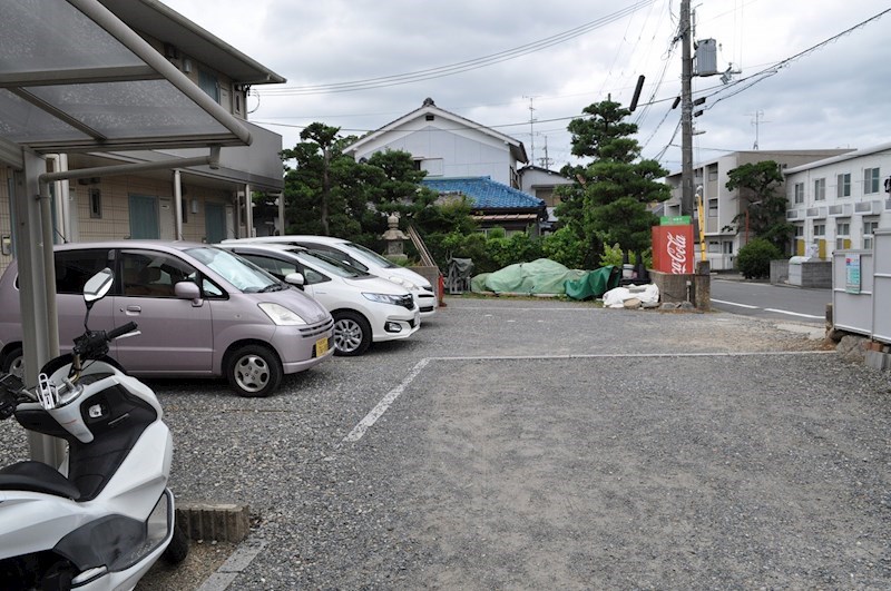 【城陽市久世のアパートの駐車場】