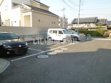 【香芝市磯壁のアパートの駐車場】