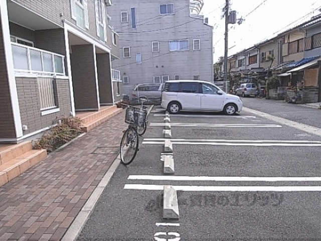 【コンフォート太秦の駐車場】