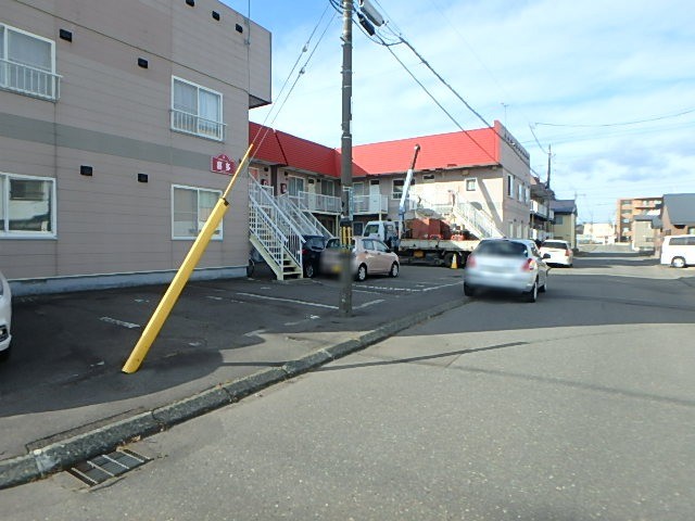 【苫小牧市春日町のアパートの駐車場】