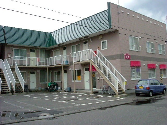 苫小牧市春日町のアパートの建物外観