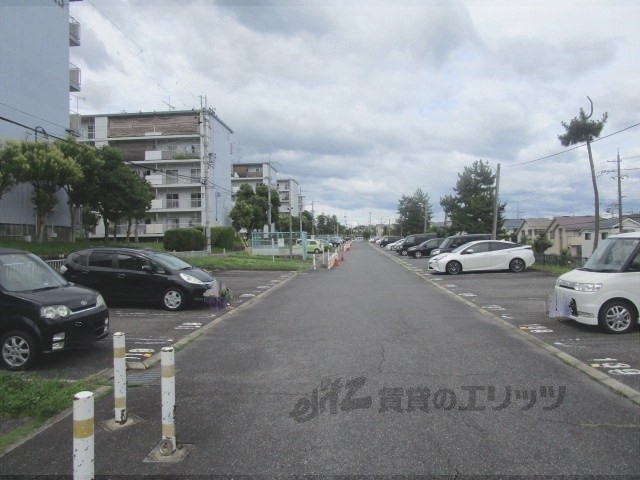 【びわ湖美空団地８号棟の駐車場】