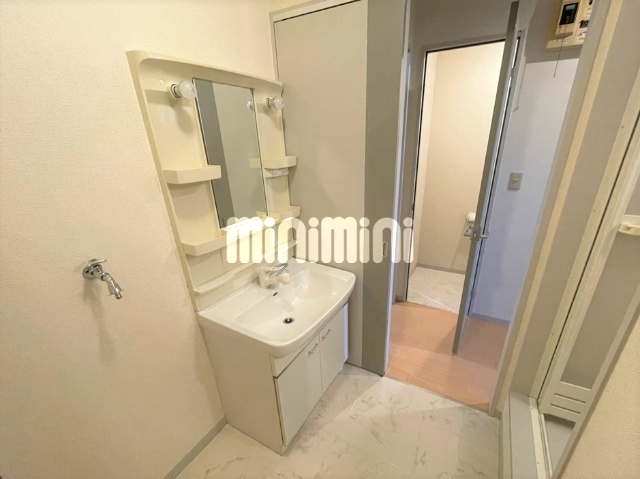 洗面設備　シャワー付き洗面化粧台