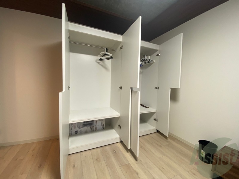 収納　こちらの収納にはハンガーをかけて服もしまえますね。