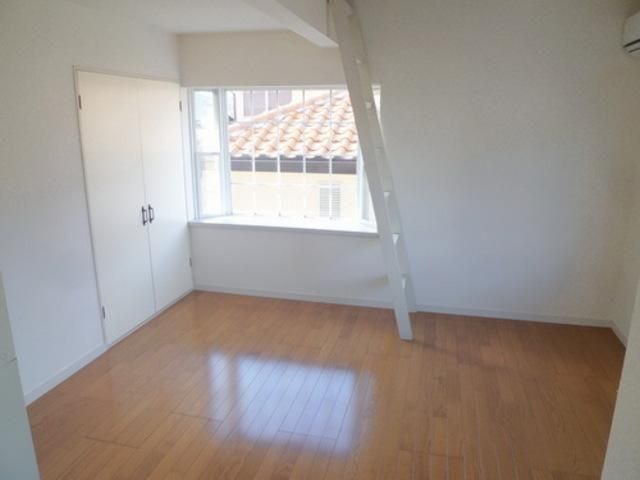 居室・リビング　★３つの窓で採光もバッチリです★