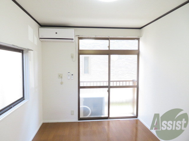 居室・リビング　６帖の洋室です。広々として、きれいですね。