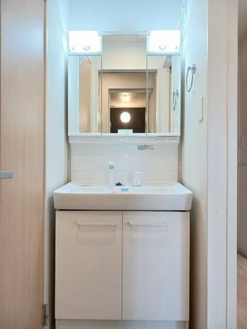 洗面設備　ゆったりとスペースのある洗面所