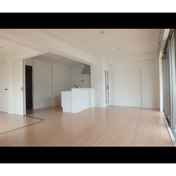 居室・リビング　家具の配置がしやすいリビングですね