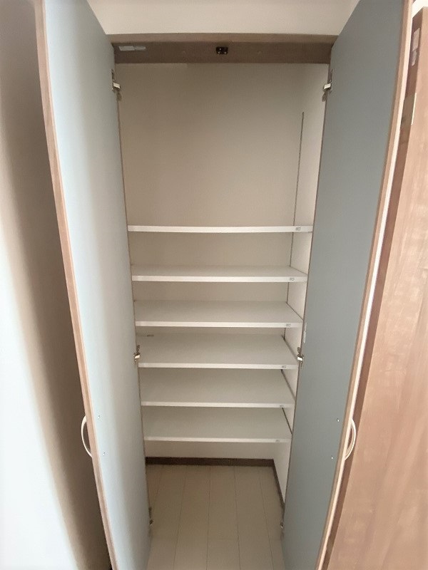 収納　廊下収納です。仕切りが多いので靴箱にもいいですね♪