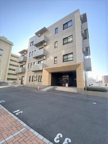 建物外観　4階建てのマンションです