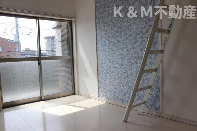 その他　右手に有るのがロフトへの階段?