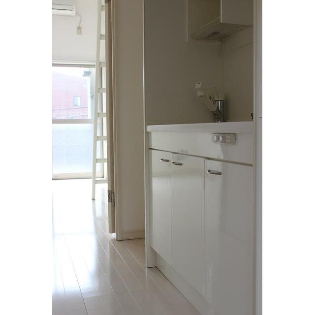 キッチン　カウンター、シンクとも白いトクラスの洒落たキッチンです。