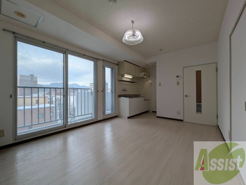 居室・リビング　木目のフローリングは落ち着きのある印象のお部屋になりますね。