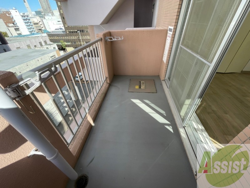 バルコニー　こちらはバルコニー。洗濯物が干せるようになっています。