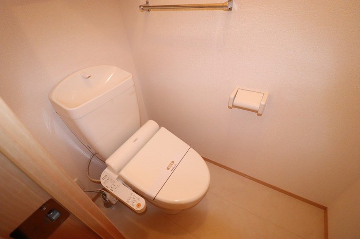 その他　トイレは快適な温水洗浄便座付き