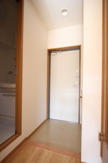 玄関　同物件別号室のものです。