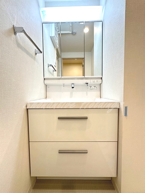 洗面設備　明るい洗面所です