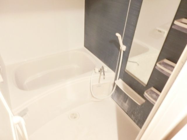 バス・シャワールーム　清潔感のあるバスルームです。