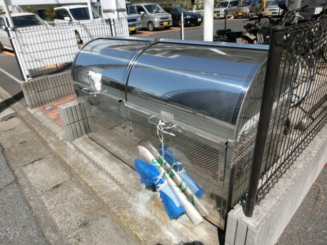 エントランス　敷地内にゴミ捨て場があるので楽ちん！