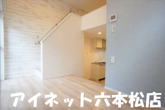 居室・リビング　家具の配置に困らないリビングですね