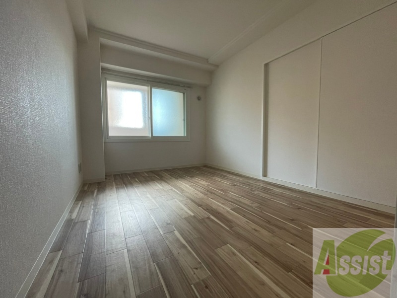 その他部屋・スペース　寝室はこちらです。光が差し込む、温かみのあるお部屋です。