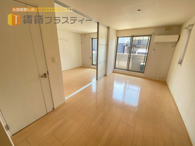 居室・リビング　日差しの入る明るいお部屋です。