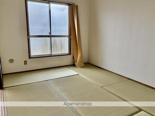 第一ハウス崔綜の居間写真