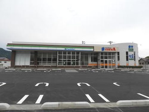 コンビニ　ファミリーマート勝山南店（コンビニ）まで550m