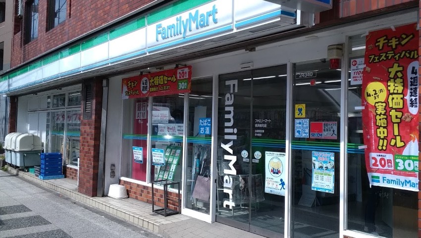 コンビニ　ファミリーマート 横浜楠町店（コンビニ）まで104m