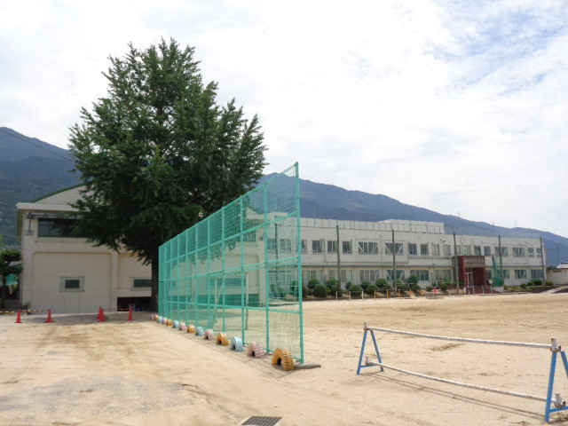 小学校　四国中央市立豊岡小学校（小学校）まで1200m