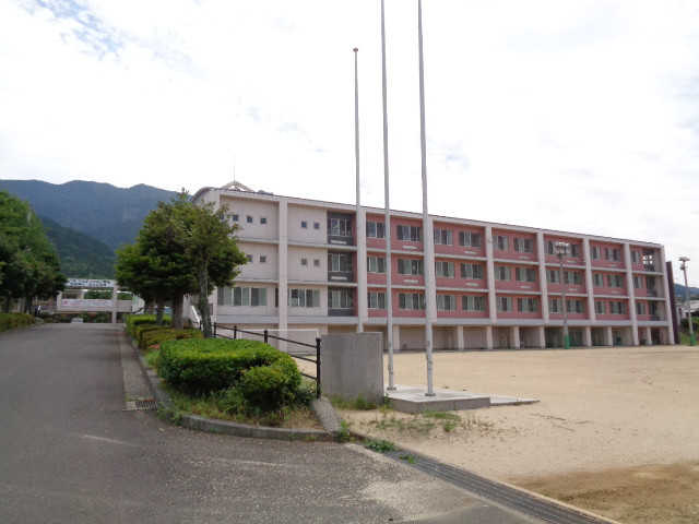 中学校　四国中央市立三島南中学校（中学校）まで2700m