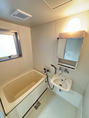 バス・シャワールーム　コンパクトで使いやすいお風呂です