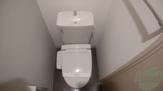 トイレ　ウォシュレット機能がついたトイレです。安心して使用できますね