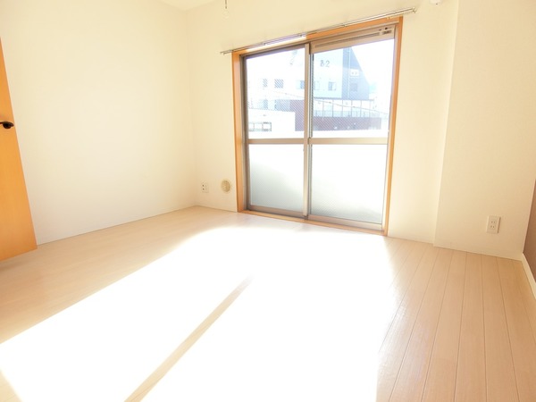 居室・リビング　白を基調としたお部屋