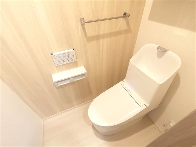 トイレ　収納あり、ウォシュレット付きの綺麗なトイレ
