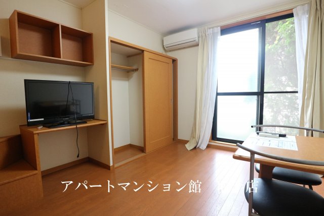 レオパレスゴールドIIの居間写真