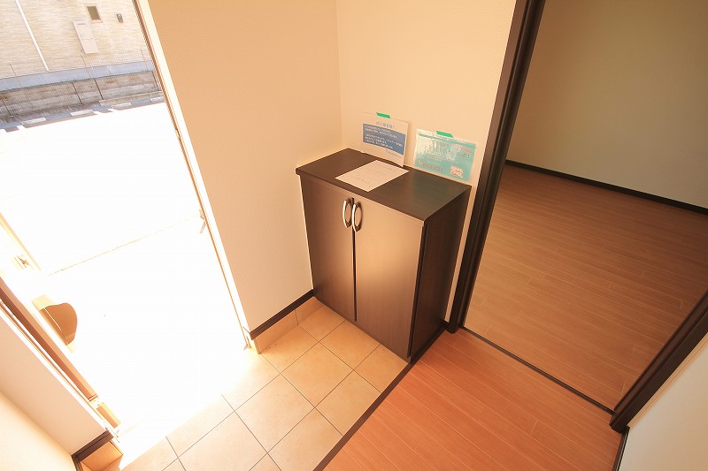 玄関　写真は101号室