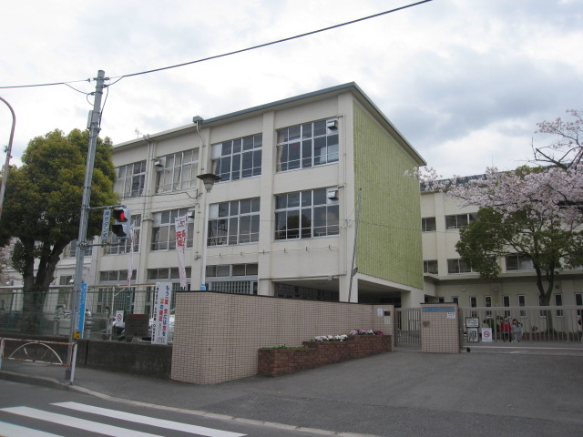 小学校　四條畷市立くすのき小学校（小学校）まで409m