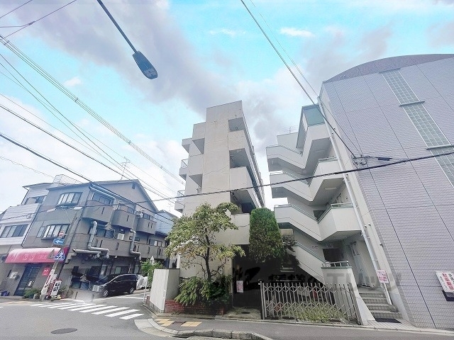京都市北区大将軍西鷹司町のマンションの建物外観