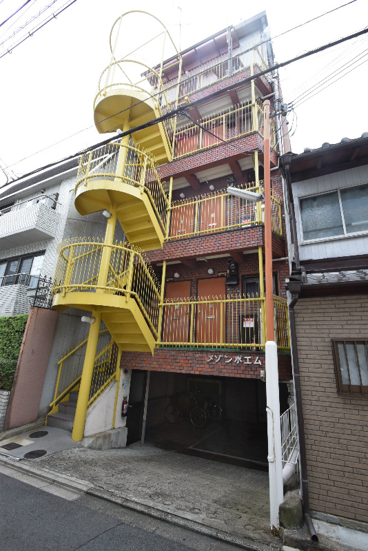 京都市上京区荒神町のマンションの建物外観