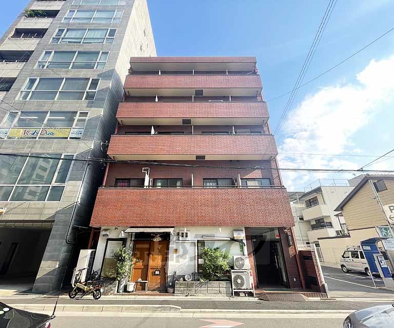 京都市右京区西院平町のマンションの建物外観