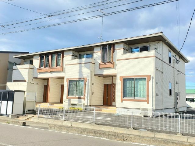 角田市角田のアパートの建物外観