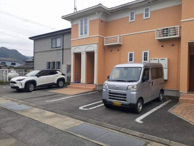 【ベル　ファミーユI　１番館の駐車場】