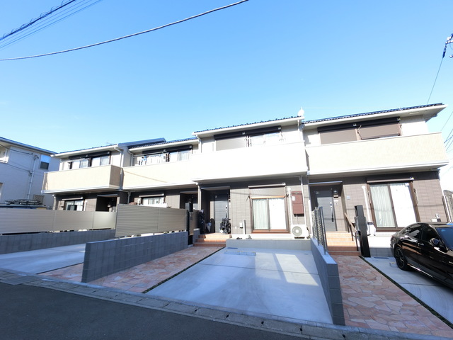 【川崎市宮前区神木本町のアパートの建物外観】