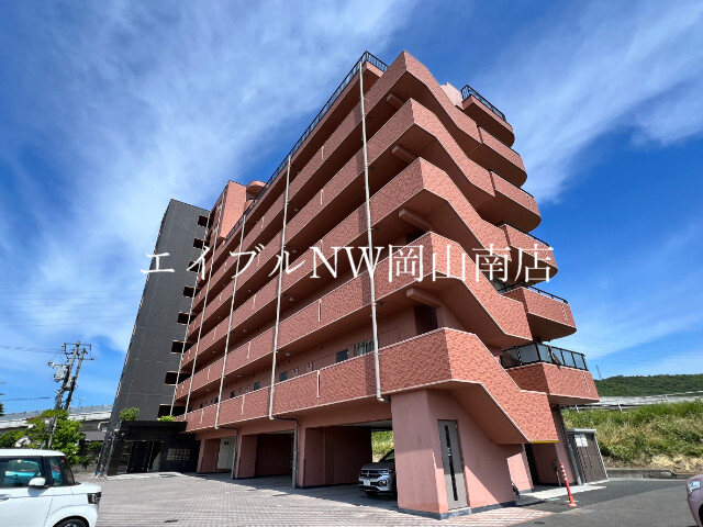 【岡山市北区一宮のマンションの建物外観】